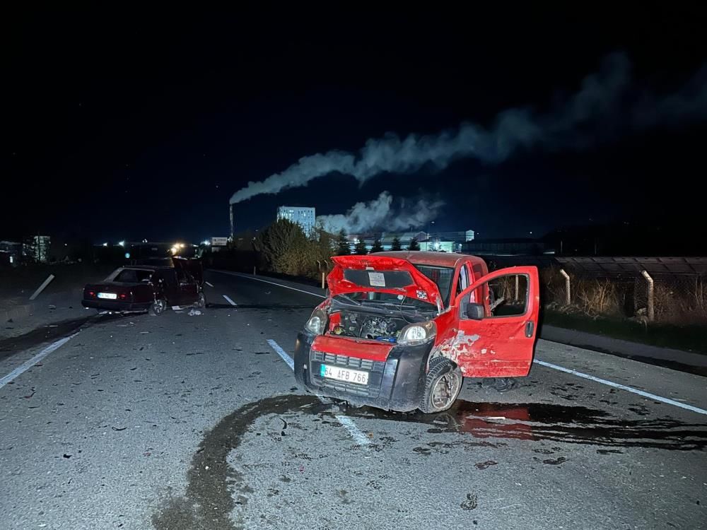 Uşak'ta otomobil ile hafif ticari araç çapıştı: Çok sayıda yaralı var 7