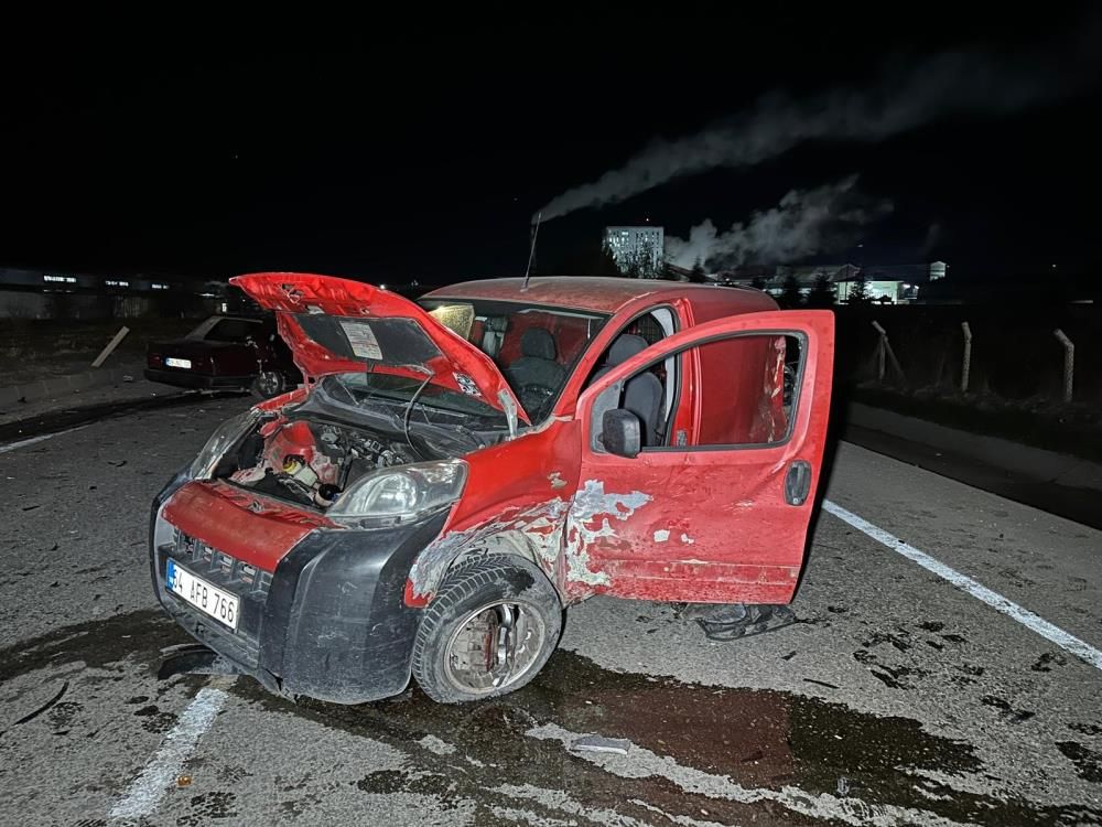 Uşak'ta otomobil ile hafif ticari araç çapıştı: Çok sayıda yaralı var 8