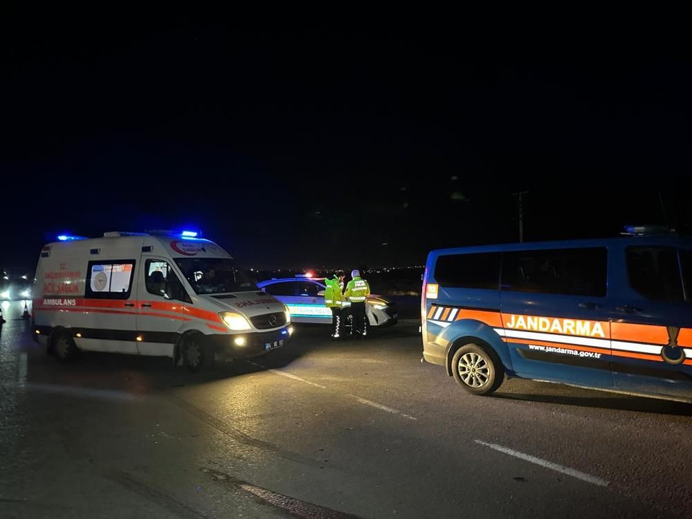 Uşak'ta otomobil ile hafif ticari araç çapıştı: Çok sayıda yaralı var 9