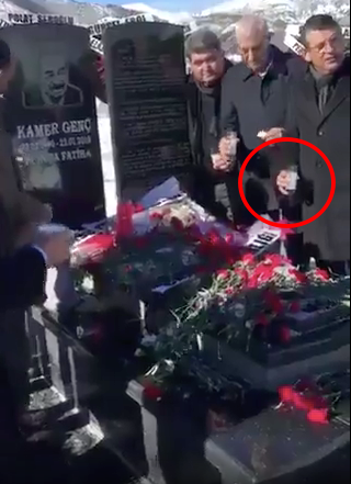 Mezar değil, çilingir sofrası... Özgür Özel ve Veli Ağbaba’nın Kamer Genç'in mezarı başında rakı içtiği anlar infial yarattı! "Vasiyet" iddiası yalanlandı... 3
