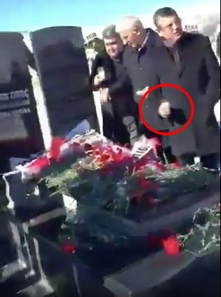 Mezar değil, çilingir sofrası... Özgür Özel ve Veli Ağbaba’nın Kamer Genç'in mezarı başında rakı içtiği anlar infial yarattı! "Vasiyet" iddiası yalanlandı... 2