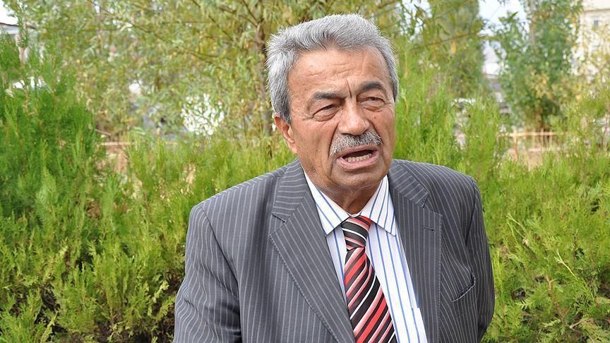 Mezar değil, çilingir sofrası... Özgür Özel ve Veli Ağbaba’nın Kamer Genç'in mezarı başında rakı içtiği anlar infial yarattı! "Vasiyet" iddiası yalanlandı... 4