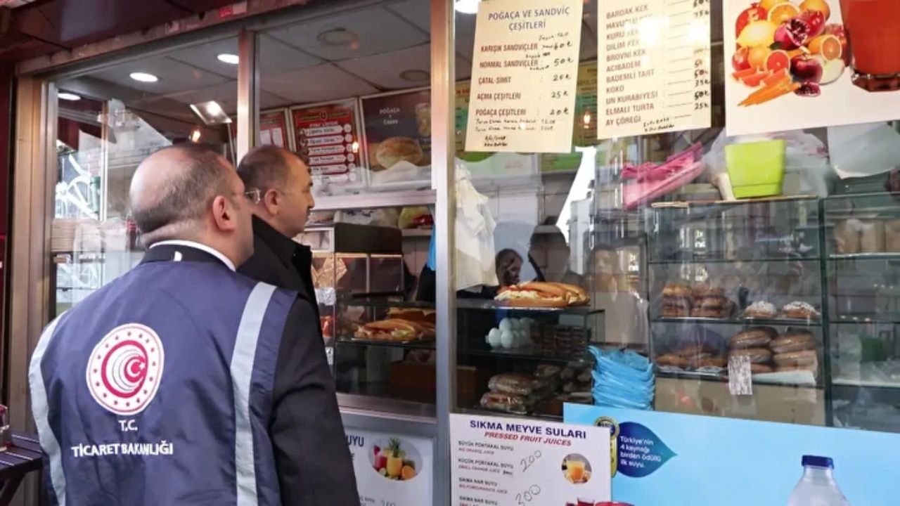 Ticaret Bakanlığı'ndan yıl başı öncesi İstiklal Caddesi'nde fahiş fiyat denetimi! Menüler tek tek incelendi... 1