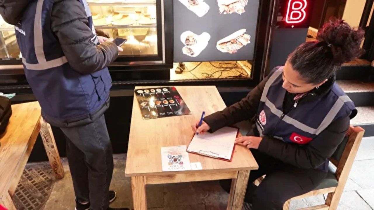 Ticaret Bakanlığı'ndan yıl başı öncesi İstiklal Caddesi'nde fahiş fiyat denetimi! Menüler tek tek incelendi... 3