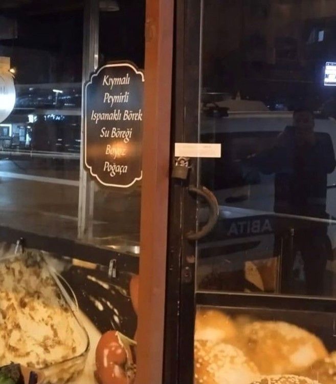 İzmir Buca'da "yok artık" dedirten anlar! Börek tezgahında fareler cirit atıyor... 4