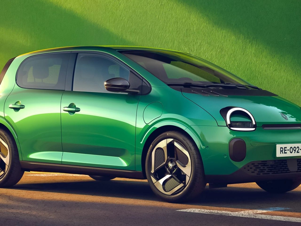 Renault'un efsanevi modeli elektrikli olarak geri döndü! Uygun fiyatıyla dikkat çekiyor 3