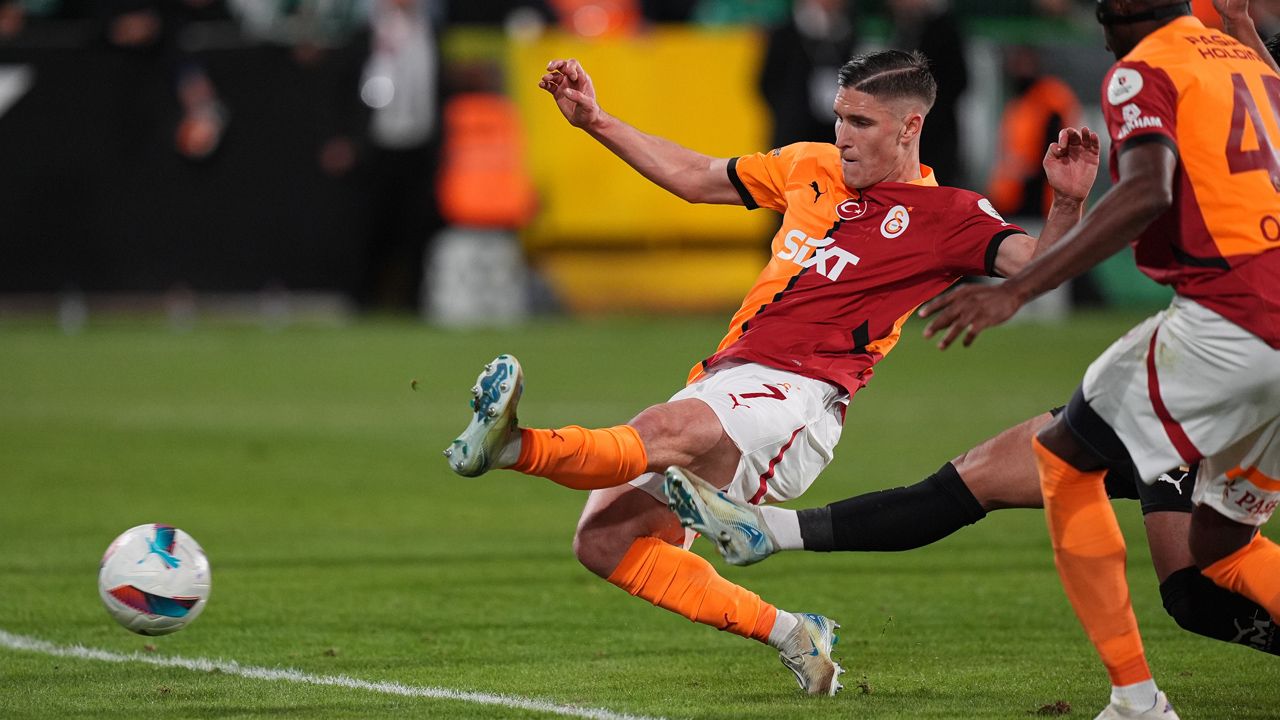 Galatasaray'ın Başakşehir maçı ilk 11'i belli oldu! Okan Buruk'un eli kolu bağlı: Kadroda 7 değişiklik var 14
