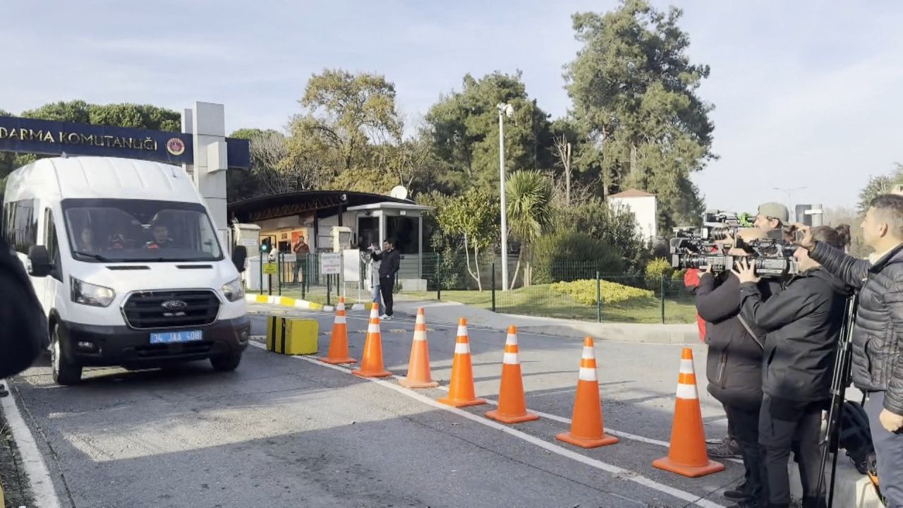 Uyuşturucu soruşturması derinleşiyor! Gözaltına alınan Aleyna Tilki, İrem Sak, Danla Bilic ve Mümine Sena Yıldız, Adli Tıp Kurumu'na sevk edildi! 8