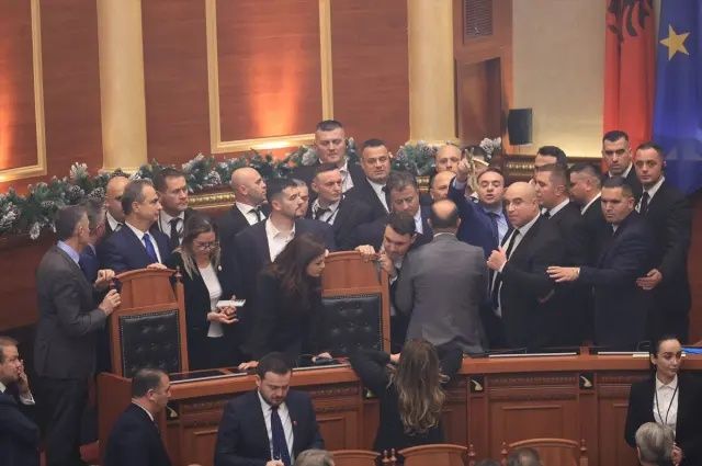 Arnavutluk Meclisi'nde şok anlar! Tansiyon bir anda yükseldi: Bakanın göreve iadesi krize yol açtı, meşaleler yakıldı 7