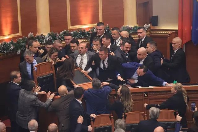 Arnavutluk Meclisi'nde şok anlar! Tansiyon bir anda yükseldi: Bakanın göreve iadesi krize yol açtı, meşaleler yakıldı 6