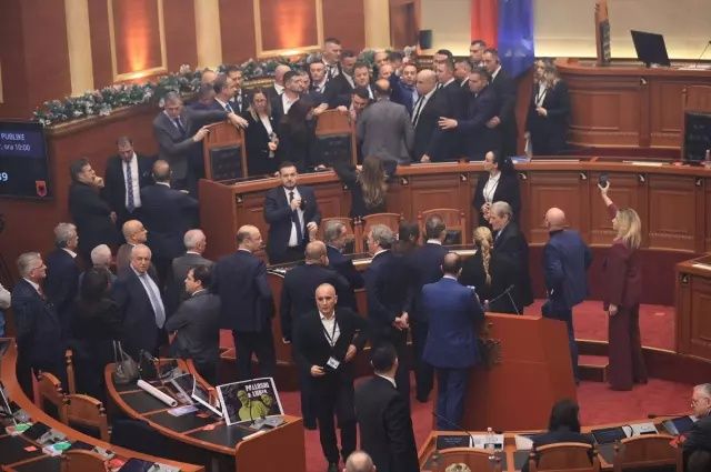 Arnavutluk Meclisi'nde şok anlar! Tansiyon bir anda yükseldi: Bakanın göreve iadesi krize yol açtı, meşaleler yakıldı 3