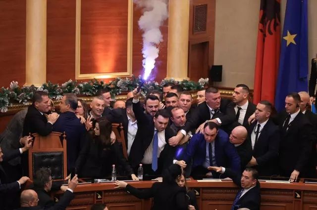 Arnavutluk Meclisi'nde şok anlar! Tansiyon bir anda yükseldi: Bakanın göreve iadesi krize yol açtı, meşaleler yakıldı 5