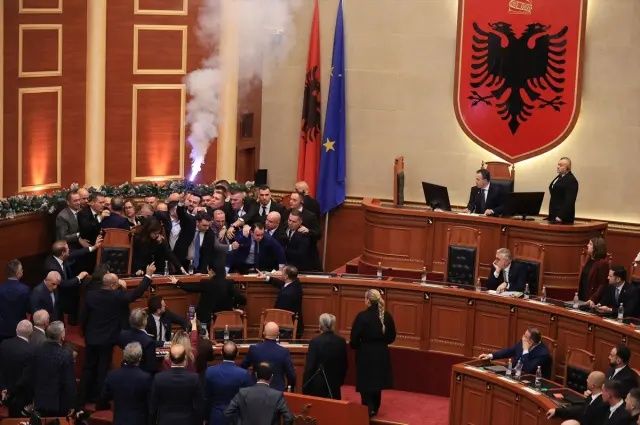 Arnavutluk Meclisi'nde şok anlar! Tansiyon bir anda yükseldi: Bakanın göreve iadesi krize yol açtı, meşaleler yakıldı 4
