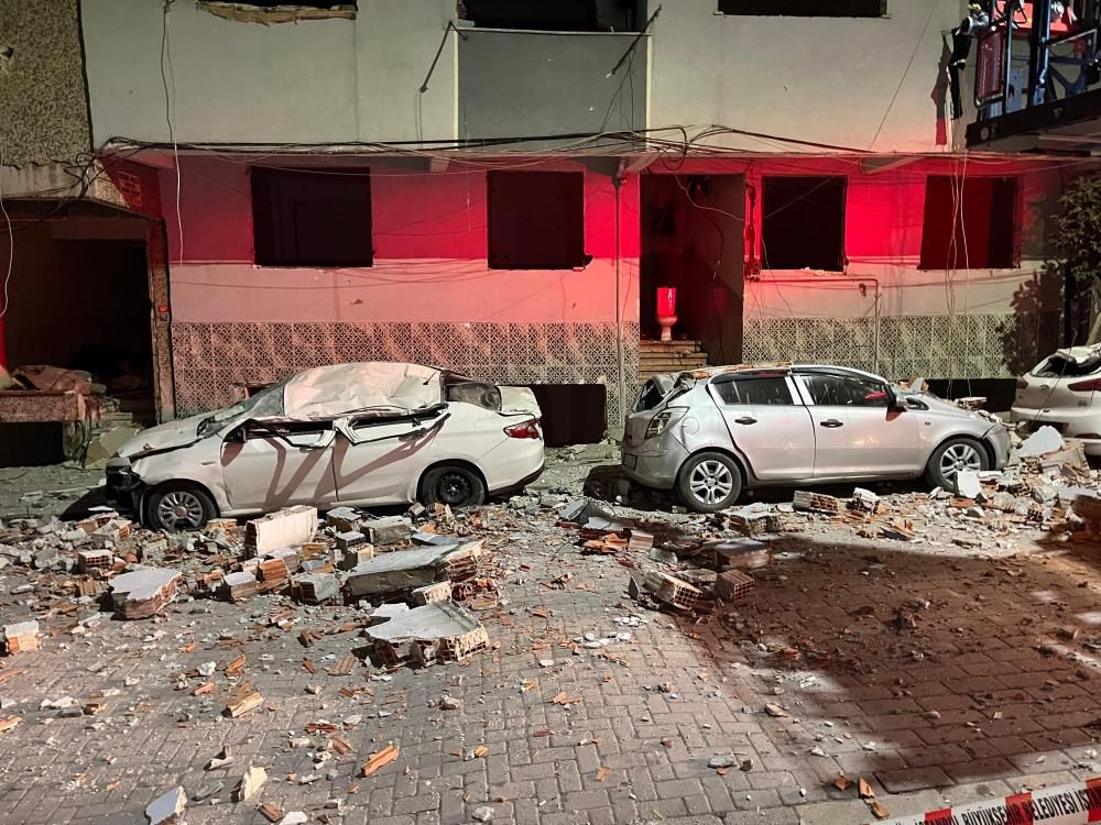 Zeytinburnu’nda binanın çatısı çöktü! Ortalık savaş alanına döndü 1