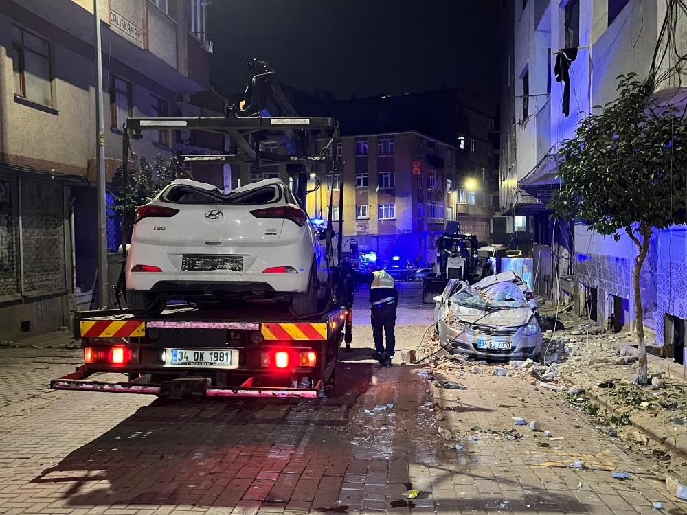 Zeytinburnu’nda binanın çatısı çöktü! Ortalık savaş alanına döndü 10