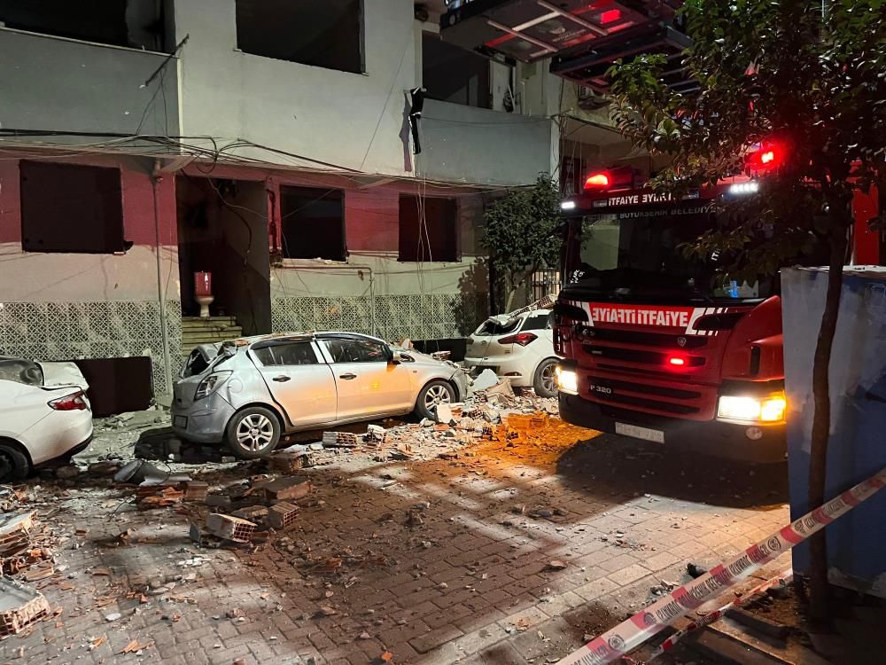 Zeytinburnu’nda binanın çatısı çöktü! Ortalık savaş alanına döndü 2