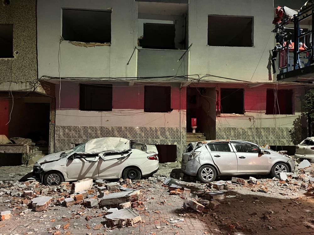 Zeytinburnu’nda binanın çatısı çöktü! Ortalık savaş alanına döndü 3