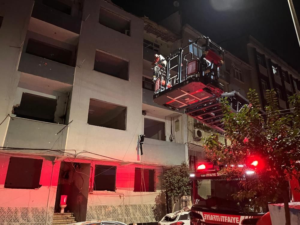 Zeytinburnu’nda binanın çatısı çöktü! Ortalık savaş alanına döndü 4