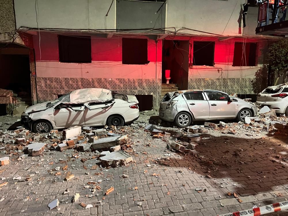 Zeytinburnu’nda binanın çatısı çöktü! Ortalık savaş alanına döndü 5