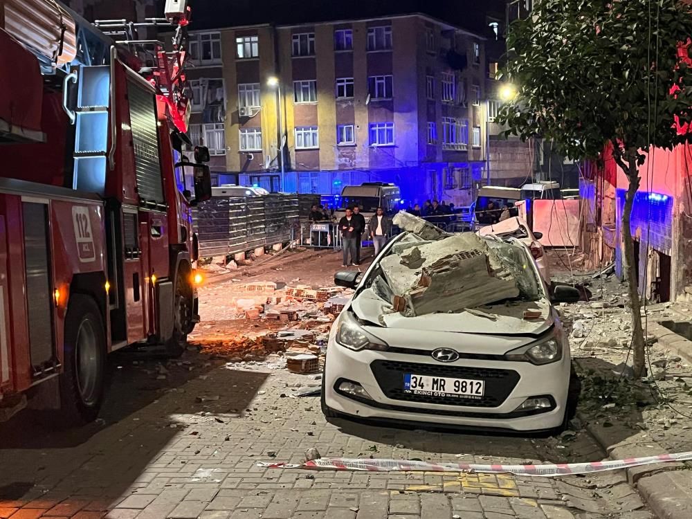 Zeytinburnu’nda binanın çatısı çöktü! Ortalık savaş alanına döndü 6