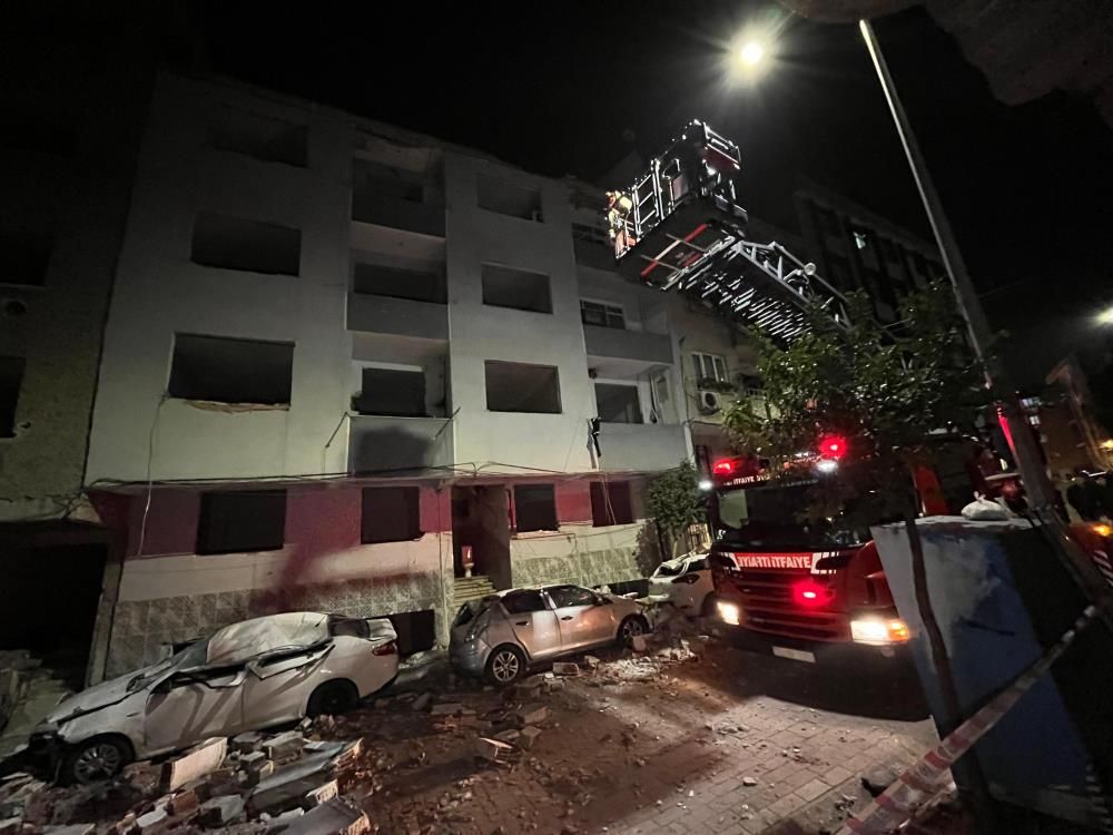 Zeytinburnu’nda binanın çatısı çöktü! Ortalık savaş alanına döndü 7