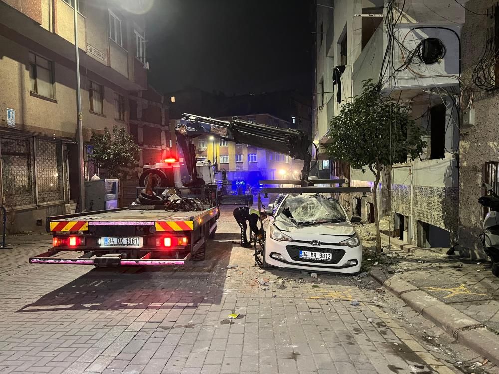 Zeytinburnu’nda binanın çatısı çöktü! Ortalık savaş alanına döndü 8