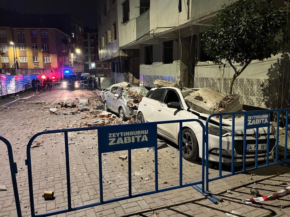 Zeytinburnu’nda binanın çatısı çöktü! Ortalık savaş alanına döndü 9