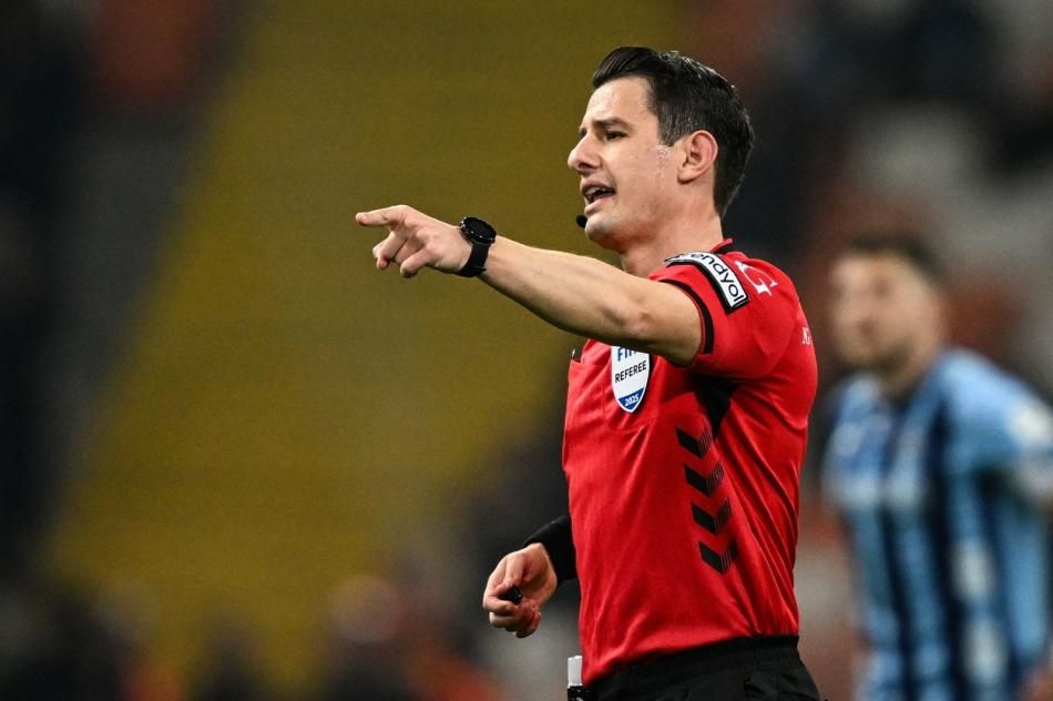 Türk futbolunda bir ilk! Galatasaray maçı hakemi Halil Umut Meler maç sonrası açıklamalarda bulundu: "Yabancılar geldi de ne değişti?" 6