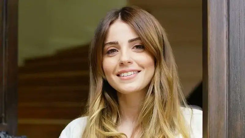 Ünlü oyuncu Ezgi Eyüboğlu'nun evinden çıkanlar pes dedirtti! Operasyonda dikkat çeken fuhuş iddiası... Kadınlar katalogla pazarlanmış! 15