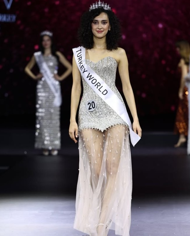 Miss Turkey 2025 birincisi Sıla Saraydemir oldu! 1993 Türkiye Güzeli Arzum Onan'ın gençliğine benzetildi 1
