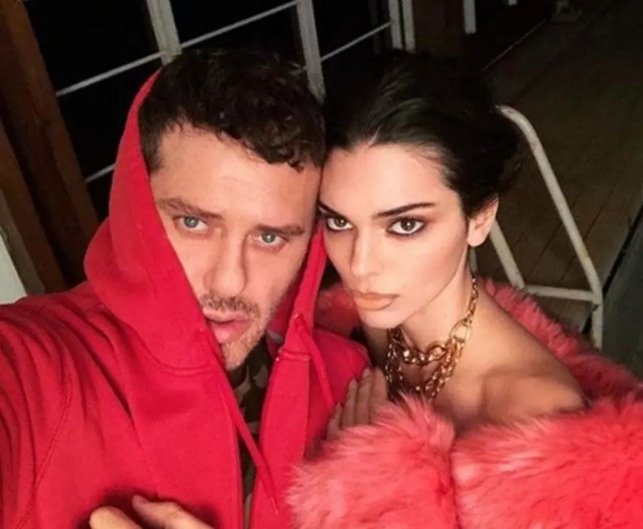 Kim kardashian, Kendall Jenner, Selena Gomez'in fotoğrafçısına uyuşturucu operasyonu! Dünyaca ünlü fotoğrafçı Mert Alaş hakkında yakalama kararı çıktı 4