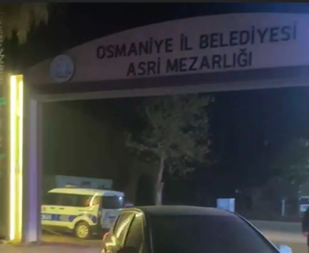 Mezarlıkta korkunç sır: Park halindeki araçta iki genç ölü bulundu, isimlerinin yazılı olduğu bıçak ortaya çıktı 7