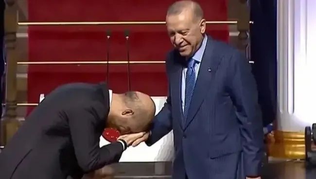 Bilal Erdoğan babasının elini neden öptüğünü ilk kez anlattı: Cumhurbaşkanı Erdoğan sahnede oğluna ne dedi? 7