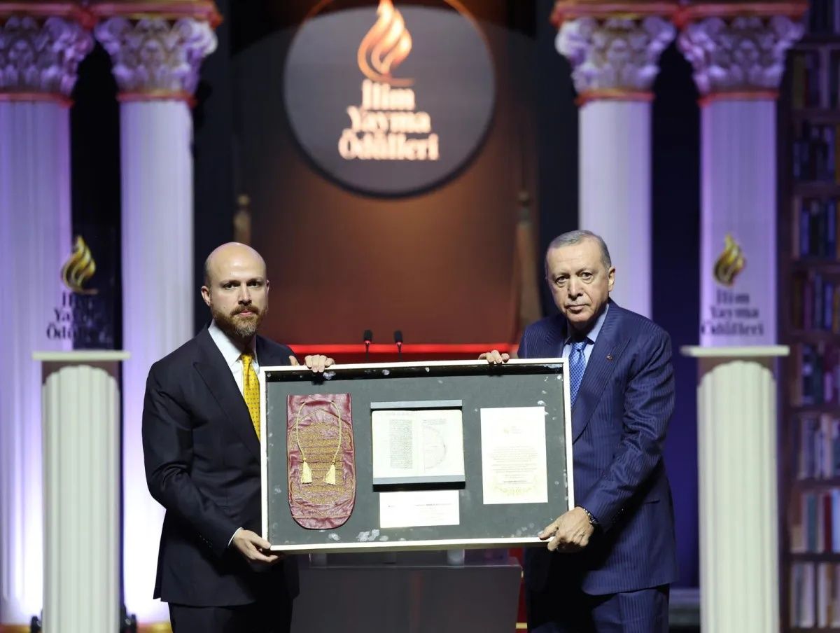 Bilal Erdoğan babasının elini neden öptüğünü ilk kez anlattı: Cumhurbaşkanı Erdoğan sahnede oğluna ne dedi? 2