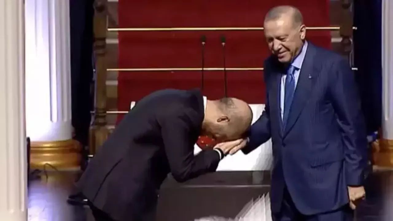 Bilal Erdoğan babasının elini neden öptüğünü ilk kez anlattı: Cumhurbaşkanı Erdoğan sahnede oğluna ne dedi? 3