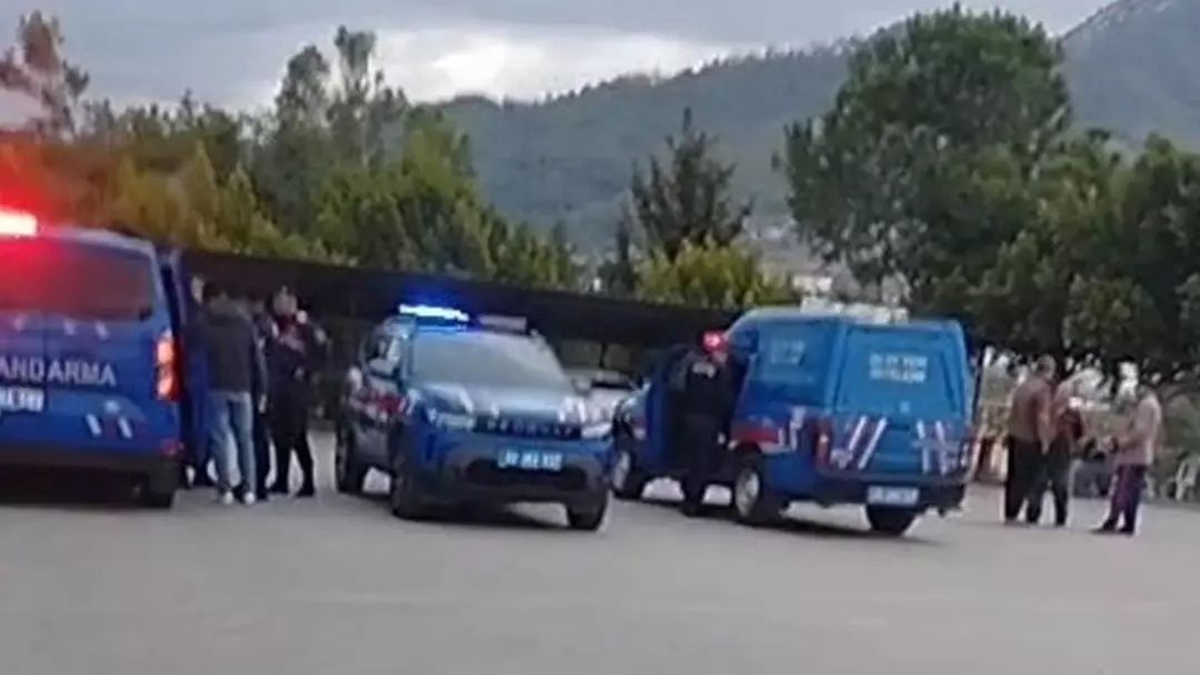 Mersin Anamur'da okul bahçesinde silah dehşeti: 12 yaşındaki öğrenci müdürü tüfekle vurdu! 4