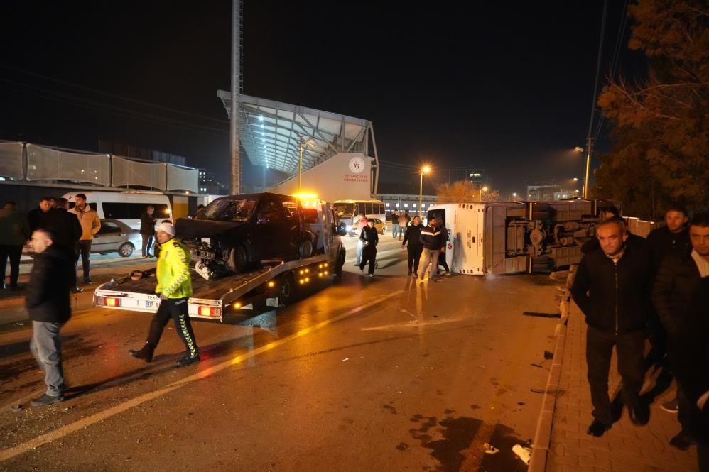 İşçi servisi ile otomobil çarpıştı: Çok sayıda yaralı var 1