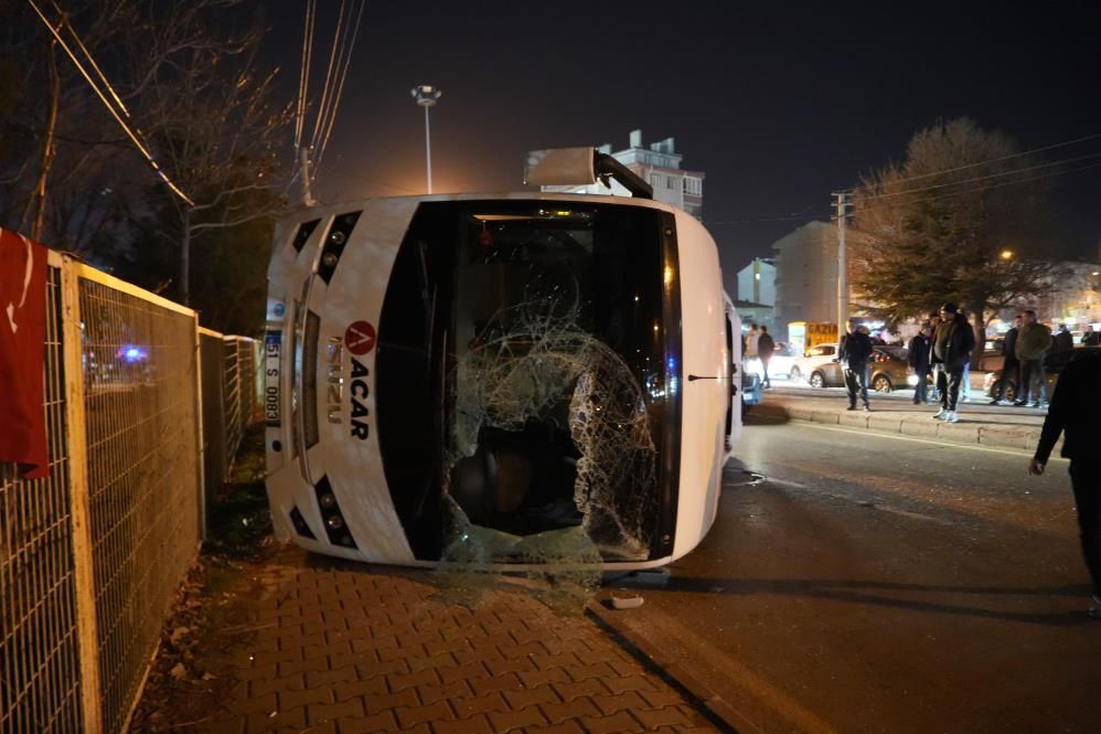 İşçi servisi ile otomobil çarpıştı: Çok sayıda yaralı var 2