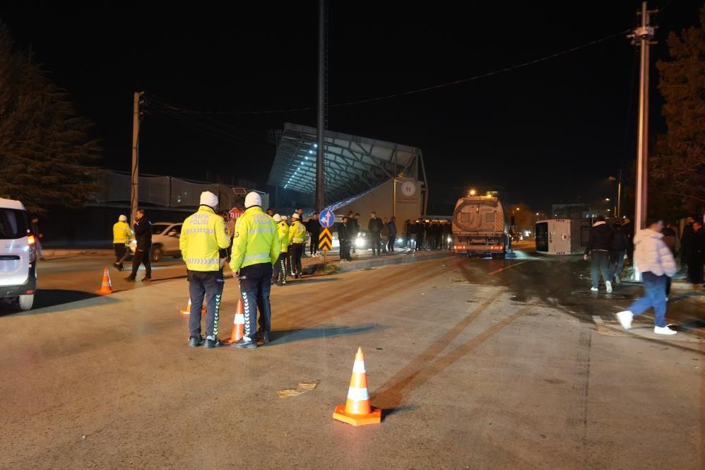 İşçi servisi ile otomobil çarpıştı: Çok sayıda yaralı var 6