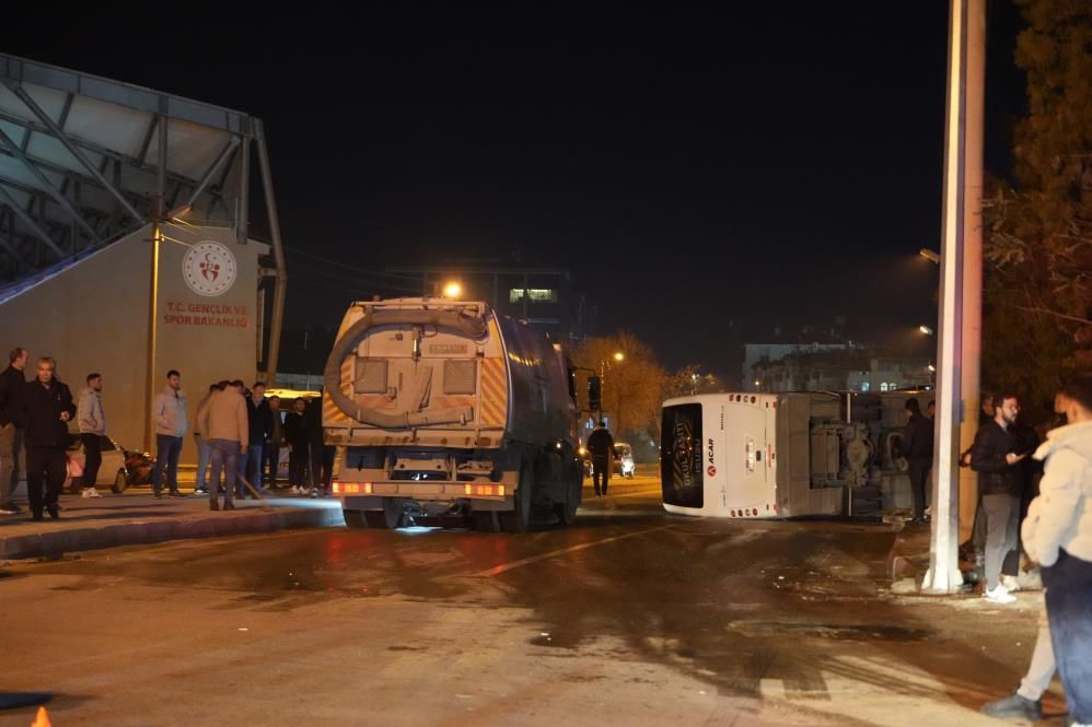 İşçi servisi ile otomobil çarpıştı: Çok sayıda yaralı var 7