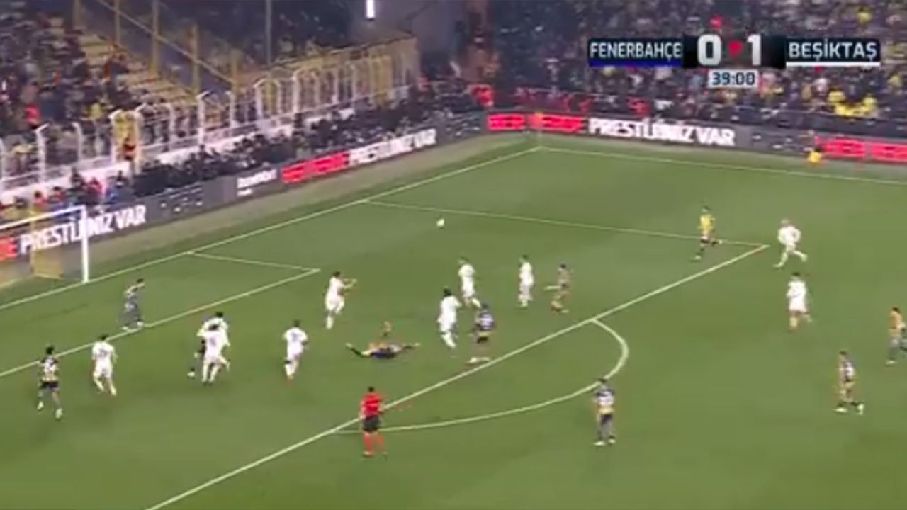 Fenerbahçe'nin VAR uyarısıyla aldığı penaltı 2