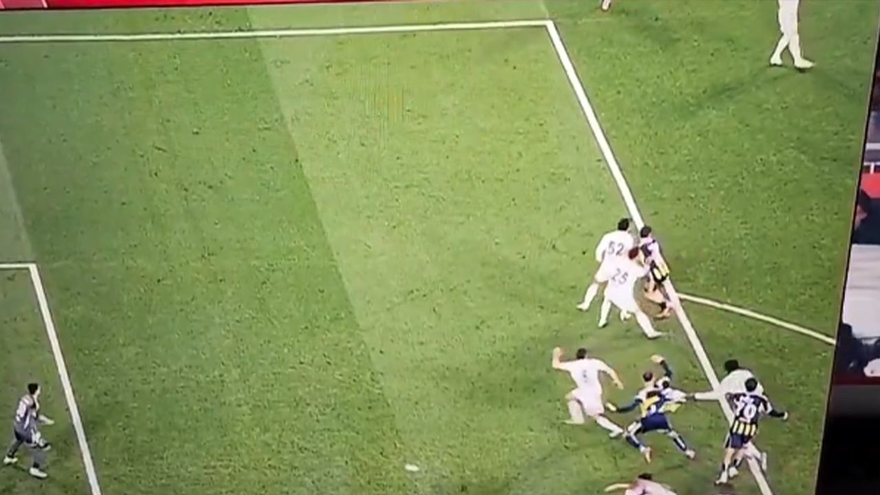 Fenerbahçe'nin VAR uyarısıyla aldığı penaltı 3
