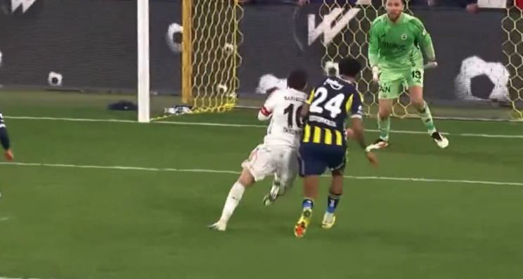 Fenerbahçe-Beşiktaş derbisindeki tartışmalı pozisyonlar 5