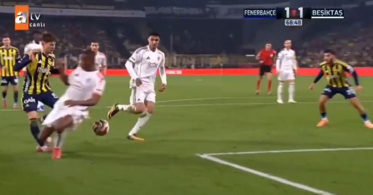 Fenerbahçe-Beşiktaş derbisindeki tartışmalı pozisyonlar 4