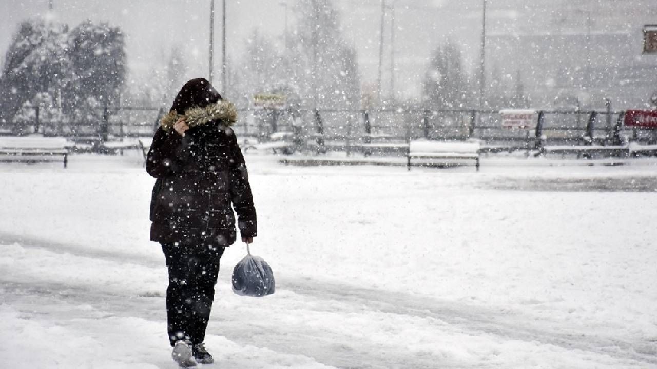 Yeni yıla bembeyaz girilecek! İstanbul’a kar geliyor! Meteoroloji sarı kodla uyardı: İşte o tarih... 4