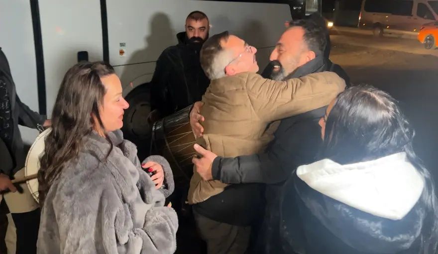 11’inci Yargı Paketi yürürlüğe girdi: 40 binden fazla mahkum serbest bırakıldı... Cezaevleri önünde meşaleli sevinç 7