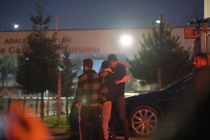 11’inci Yargı Paketi yürürlüğe girdi: 40 binden fazla mahkum serbest bırakıldı... Cezaevleri önünde meşaleli sevinç 6