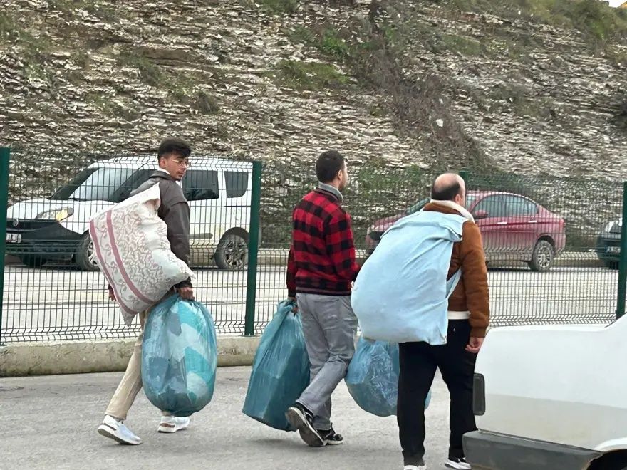 11’inci Yargı Paketi yürürlüğe girdi: 40 binden fazla mahkum serbest bırakıldı... Cezaevleri önünde meşaleli sevinç 3
