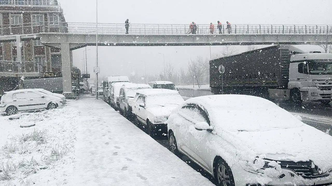 Hafta sonu planları değişecek! Valilik alarm verdi: İstanbul'da lapa lapa kar yağacak 2