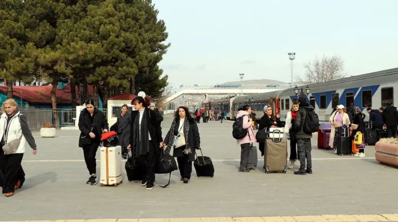 Sınır kapısı doldu taştı! Tren seferleri tekrar başlamıştı! Turistler akın akın Van'a geliyor 1